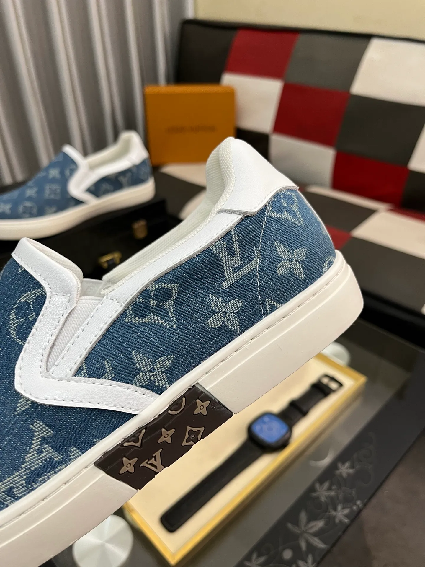 Men's shoes 💰400⌚️⌚️LV's new men's high-end casual sports shoes, using imported first-layer cowhide silk screen printing brand lougou, original ultra-light tpu outsole, wear-resistant and comfortable, Monogram lougou embellished rubber outsole, breathable mesh lining, versatile classic style! Size: 38-442️⃣Colors available